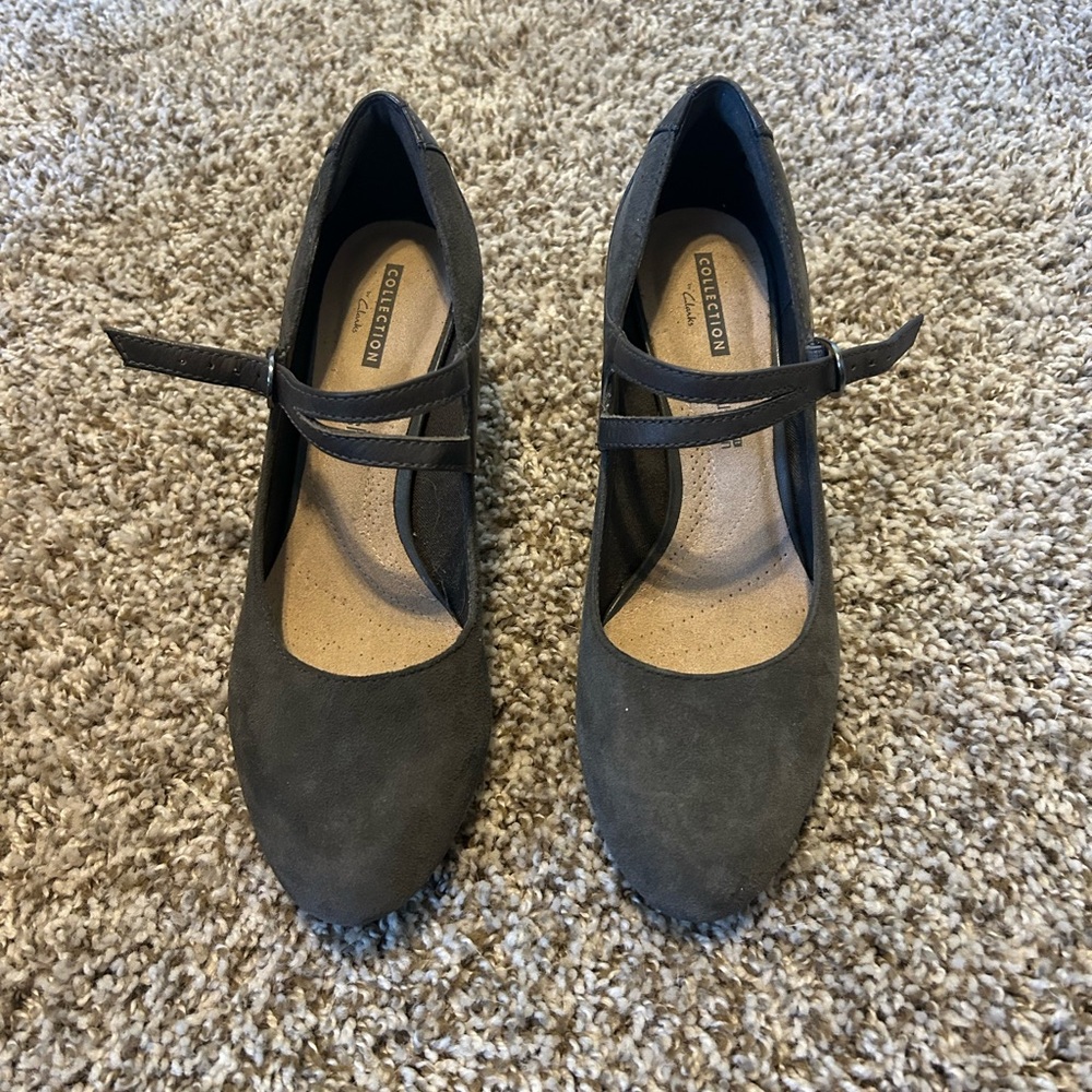 New gray clark’s. US size 8. EA size 39
